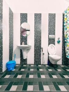 a bathroom with a sink and a toilet at White Sands Homestay in Turavūr +51 photos