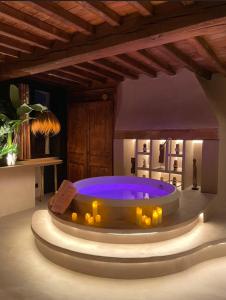 Habitación con bañera de hidromasaje con luces. en Suite la cabaña 