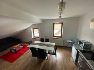 ein Wohnzimmer mit einem Tisch und einem Sofa in der Unterkunft Apartament Polański z tarasem na dachu in Rabka-Zdrój