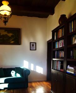 a living room with a couch and a book shelf with books at Gelei Guesthouse 