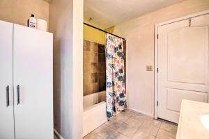 un bagno con tenda da doccia e vasca di Cozy Powder Springs Home, 12 Mi to Six Flags a Powder Springs Altre 17 foto