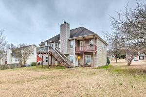 una grande casa con una scala davanti di Cozy Powder Springs Home, 12 Mi to Six Flags a Powder Springs