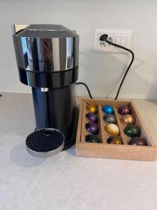 - une cafetière à côté d'une boîte de chocolats dans l'établissement Riva 13, à Lugano