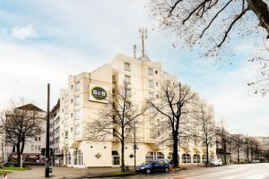 デュッセルドルフにあるB&B Hotel Düsseldorf-Hbfの看板が貼られた白い大きな建物