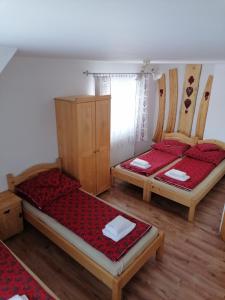 a room with two beds and a window at Pokoje u Janci i Stasia in Poronin