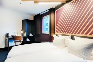 pokój hotelowy z dużym łóżkiem i oknem w obiekcie B&B Hotel Bremen-City w Bremie
