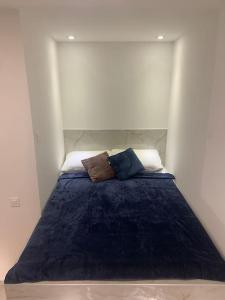 un letto con due cuscini sopra in una stanza di Beautiful and cozy apartment a Zagabria