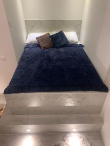 un letto in una camera con due cuscini sopra di Beautiful and cozy apartment a Zagabria