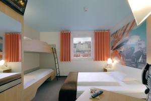 Postel nebo postele na pokoji v ubytování B&B Hotel Böblingen