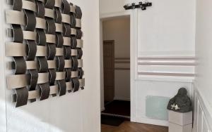 Apartments Les 5 LYS - Quartier La Bastide في قرقشونة: غرفة بها جدار من زجاجات النبيذ