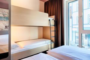 B&B Hotel Eisenach tesisinde bir ranza yatağı veya ranza yatakları