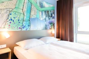 Llit o llits en una habitació de B&B Hotel Chemnitz
