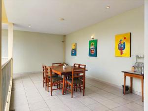 een eetkamer met een houten tafel en stoelen bij Shinta Guesthouse in Malang