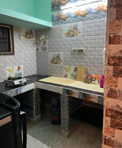 eine Küche mit einer Theke in einem Zimmer in der Unterkunft John Beach House in Puducherry