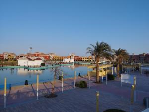 una gran piscina con palmeras y edificios en Chalets in Porto Sharm en Sharm El Sheikh