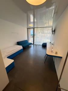 Un lugar para sentarse en Chromotel self check-in