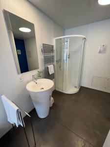 Un baño de Chromotel self check-in