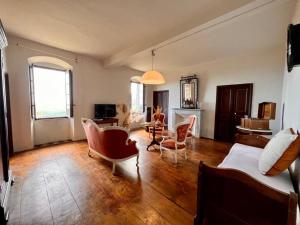 a living room with a couch and chairs at Maison d'Americains Lapedina in Pietracorbara