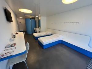 Una cama o camas en una habitación de Chromotel self check-in