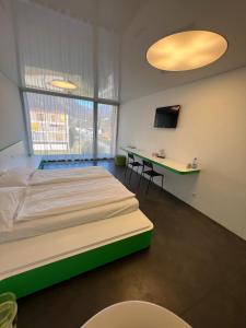 Una cama o camas en una habitación de Chromotel self check-in