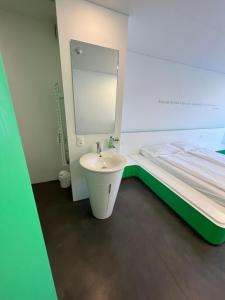 Una cama o camas en una habitación de Chromotel self check-in