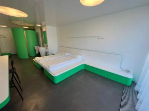Una cama o camas en una habitación de Chromotel self check-in