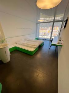 Zimmer mit einem Bett und einem Schreibtisch. in der Unterkunft Chromotel self check-in in Mezzovico