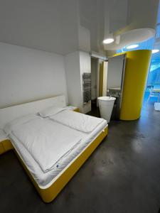 Una cama o camas en una habitación de Chromotel self check-in
