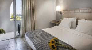 Postel nebo postele na pokoji v ubytování Glaros Beach Hotel