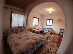 1 dormitorio con 1 cama y 1 sofá en una habitación en Citadelle Gorges en Ait Ben Ali