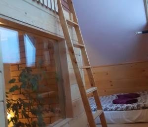 Letto a castello in legno in una camera con scala. di Apartamenty i pokoje gościnne Nowita a Zakopane