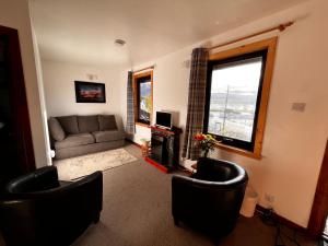 Ruang duduk di Snowgoose Apartments & Bunkhouse +20 gambar