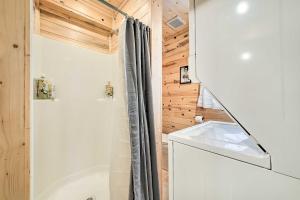 Ένα μπάνιο στο Cozy Island Park Cabin, 20 Mi to Yellowstone!