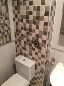 ein Bad mit einem WC und einem Waschbecken in der Unterkunft Apartment Kristal Mar in Moraira