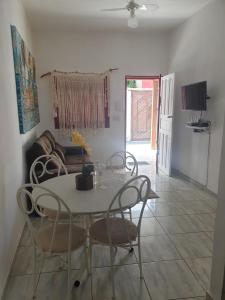 Itapemirim的住宿－Linda casinha na Praia de Itaoca，客厅配有餐桌和椅子