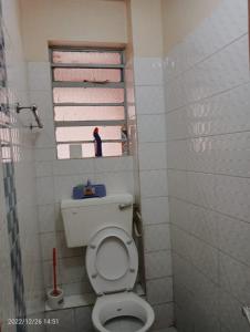 uma pequena casa de banho com um WC e uma janela em Monique Furnished Studio apartment -South B em Nairobi