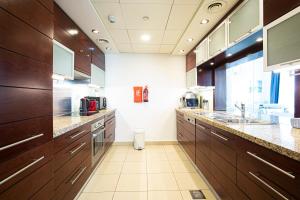Kuchyň nebo kuchyňský kout v ubytování Stay Holiday Homes by Al Ghurair - Burj Views - Downtown - Dubai