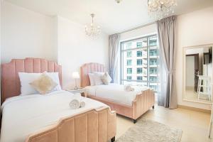 Postel nebo postele na pokoji v ubytování Stay Holiday Homes by Al Ghurair - Burj Views - Downtown - Dubai
