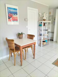 a dining room table and chairs in a room at Charmant Studio à proximité du Port de St Martin de Ré in Saint-Martin-de-Ré