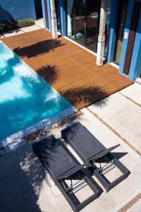 バンタオビーチにあるThree Bedroom Wings Pool Villaのスイミングプール横のピクニックテーブル