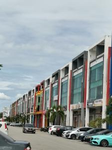una fila de edificios con coches estacionados en un estacionamiento en CT HOME83Stay - Klebang Beach Melaka, en Kelebang Besar