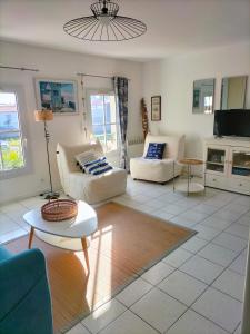 a living room with two couches and a table at Charmant Studio à proximité du Port de St Martin de Ré in Saint-Martin-de-Ré