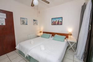 Postel nebo postele na pokoji v ubytování Nothando Backpackers Lodge