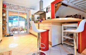 Nhà bếp/bếp nhỏ tại Gorgeous Home In Eyragues