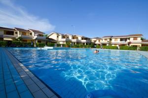 Basen w obiekcie Villaggio Loriana lub w pobliżu
