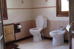 Bilik mandi di Le Gite du Bonheur Guest House & Car Rental