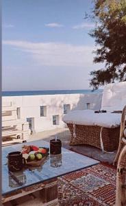 un tavolo con un cesto di frutta sul balcone di High By The Beach House in Girne a Ayyorgi