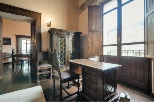 アルゲーロにあるAlghero Town Centreのテーブルと椅子、窓が備わる客室です。