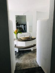 y baño con lavabo y espejo. en Banana Bay Beach Club, en Port Vila