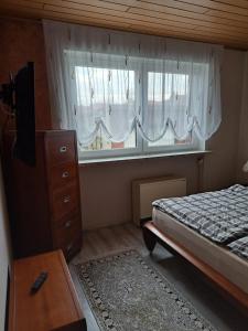 オッテルンドルフにあるFerienwohnung Lefering Stiftungの小さなベッドルーム(ベッド1台、窓付)